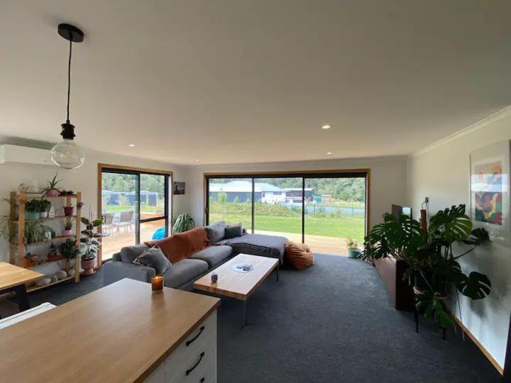 Enchanted Retreat In Greymouth Shared With Host Bagian luar foto